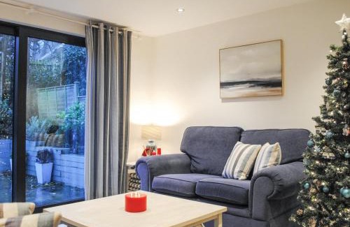 Salcombe House | 1 Camperdown Lodge