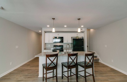 Clarksville Condo | 1 car garage 3 Bedroom Condo