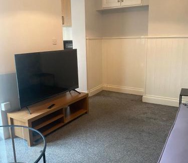 Sittingbourne Apartment | 1 double bed house and sofa bed with a garden