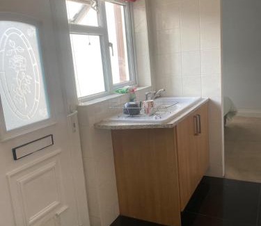 Sittingbourne Apartment | 1 double bed house and sofa bed with a garden