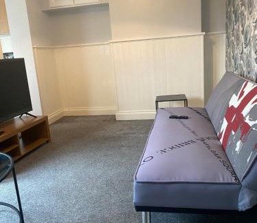 Sittingbourne Apartment | 1 double bed house and sofa bed with a garden