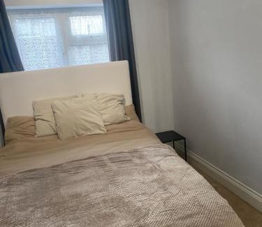 Sittingbourne Apartment | 1 double bed house and sofa bed with a garden