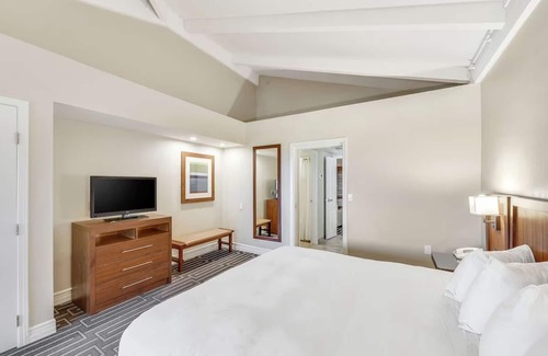 North Mountain Hotel | 1 King 1BR Suite, Hilton Phoenix Tapatio Cliffs, 7 Pools, Full-Service Spa