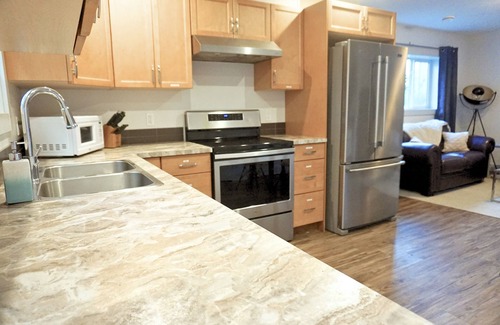 Okanagan-Similkameen Apartment | 1 King bed + SofaQueen, Entire nsuite, By the Beach, Casino, Arena, kids parks.