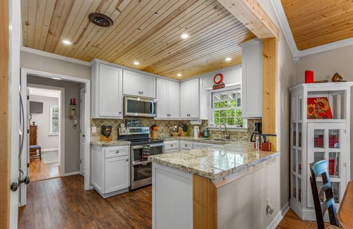 Mirror Lake Cabin | 1 Level, 3 Master BRs, 4 BA, Covered Porch!