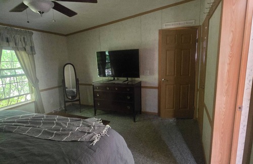 Castleton House | 1 Level easy access 3-BR Home in Historic Castleton close to travel destinations