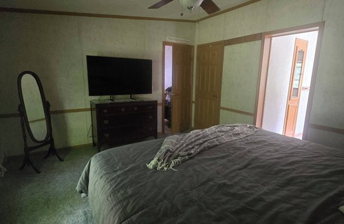 Castleton House | 1 Level easy access 3-BR Home in Historic Castleton close to travel destinations