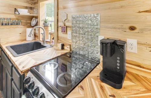Byrdstown Apartment | 1 Mi to Lake Charming Byrdstown Retreat with Deck!