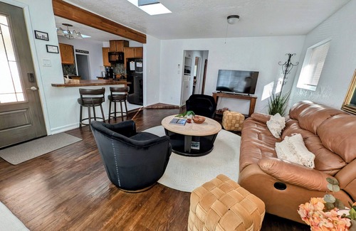 West University House | 1 mi. to Midtown/Downtown, Restaurants & Parks.