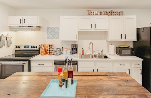 Five Points South House | 1 mile from UAB Hospitals Amenities Galore And King Bed