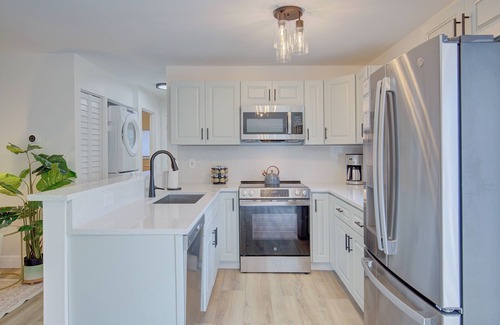 Dunedin Condo | 1 Mile To Honeymoon Island 2 King Beds Free Beach Pass Beach Essentials Provided