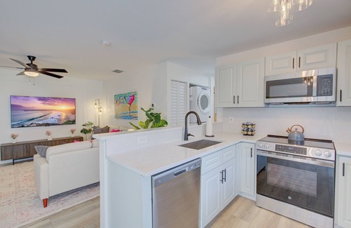 Dunedin Condo | 1 Mile To Honeymoon Island 2 King Beds Free Beach Pass Beach Essentials Provided