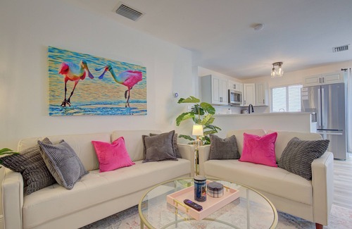 Dunedin Condo | 1 Mile To Honeymoon Island 2 King Beds Free Beach Pass Beach Essentials Provided