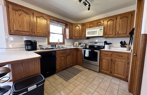 Bolivar House | 1 Mile Walk to SBU! Convenience and comfort meet!