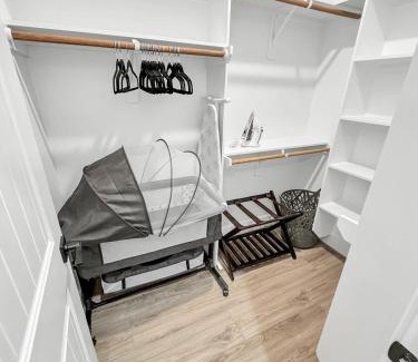 Greater Third Ward Villa | 1 Miles From HDT KingBed FreeParking Laudry