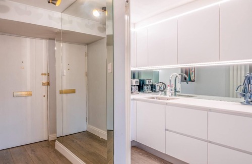North Finchley Apartment | 1 Min Away From Woodside Park Tube Station