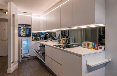 North Finchley Apartment | 1 Min Away From Woodside Park Tube Station