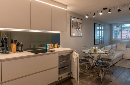 North Finchley Apartment | 1 Min Away From Woodside Park Tube Station
