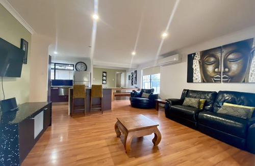 Marcoola House | 1 min walk to SLSC beach, LUXURY, Wifi, PETS, Aircon, pingpong ~ Marcoola House