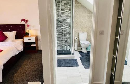 Anfield House | 1 minute walk to Liverpool Stadium Free Private Parking, Anfield Liverpool Entire House