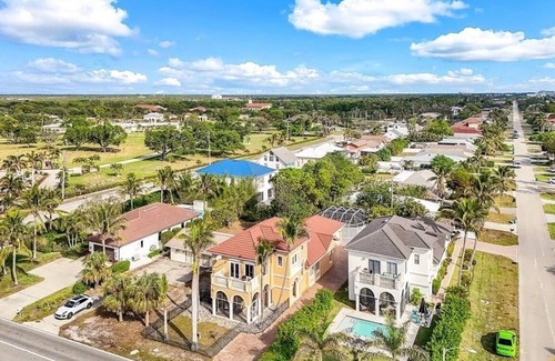 Naples Park House | 1 OF THE CLOSEST NAPLES PARK HOMES 2 THE BEACH/RENOVATED/5BR/POOL/BIKES/GAMEROOM