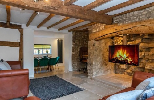Brockworth House | 1 Pound Cottage-4 Bed Home-Parking