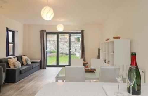 Hayle House | 1 Queensway Gardens