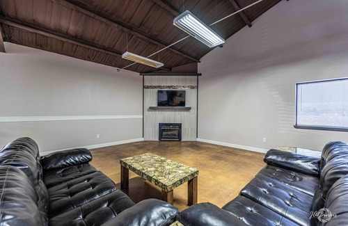 Big Spring Cabin | 1-room Cabin with 2 beds, Kitchen, Shower, fitness room, laundry, in Big Spring