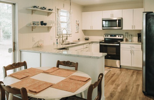 Tupelo House | #1 Stay on Elvis Presley Drive 1 mi to I 22, near aquatic ctr, downtown, arena.