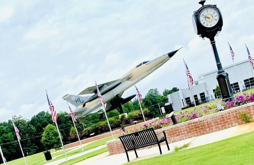 Tupelo House | #1 Stay on Elvis Presley Drive 1 mi to I 22, near aquatic ctr, downtown, arena.