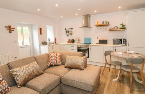 Cemmaes Cottage | 1 TAN Y GERDDI, pet friendly in Machynlleth