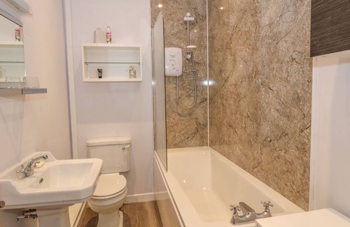 Cemmaes Cottage | 1 TAN Y GERDDI, pet friendly in Machynlleth