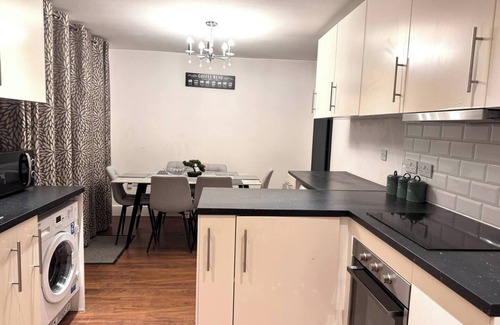 Elm Park House | 10% Discount on our 3-bedroom cosy Home in Hornchurch. 5 mins to Districtline.