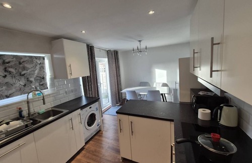 Elm Park House | 10% Discount on our 3-bedroom cosy Home in Hornchurch. 5 mins to Districtline.