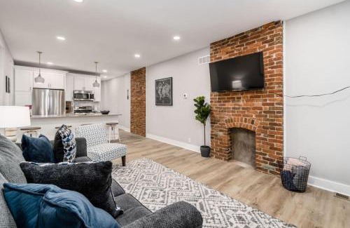 Livingston Park House | 10 Entire Home Private Parking Fenced Yard