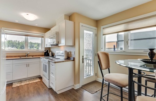 Saanich East House | 10 Mile Point Surfside Suite