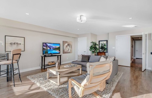 Saanich East House | 10 Mile Point Surfside Suite