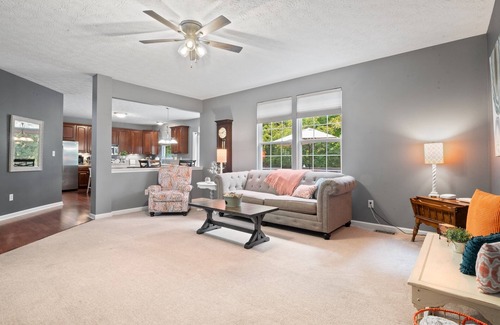 Westfield House | 10 Min to Grand Park/3 Car Garage/Office