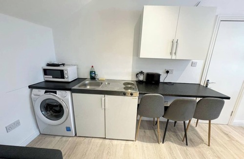 Earlsfield Apartment | 10 min train to central London C