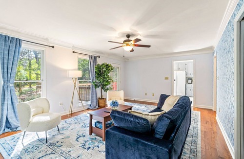 Athens House | 10 mins to UGA, Pool Table, Foosball, Mini Putt, Jetted Tub, Yard