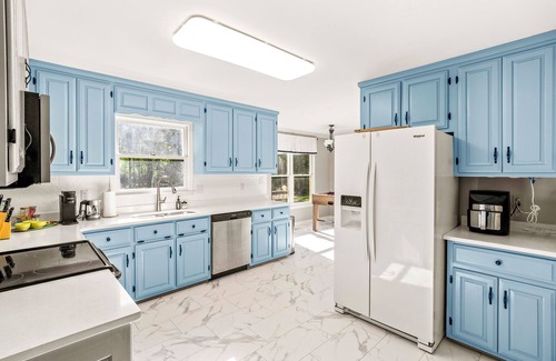 Athens House | 10 mins to UGA, Pool Table, Foosball, Mini Putt, Jetted Tub, Yard