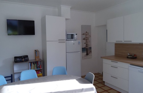 Domino House | 10 minutes walk from the beach, in a garden, house for 8 people