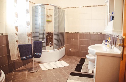 Ishem Villa | 10 Minutes from the Sea Yellow House