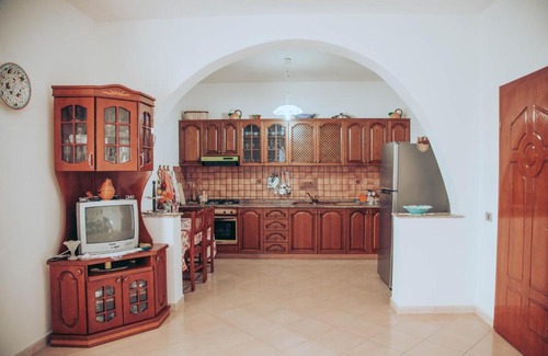 Ishem Villa | 10 Minutes from the Sea Yellow House