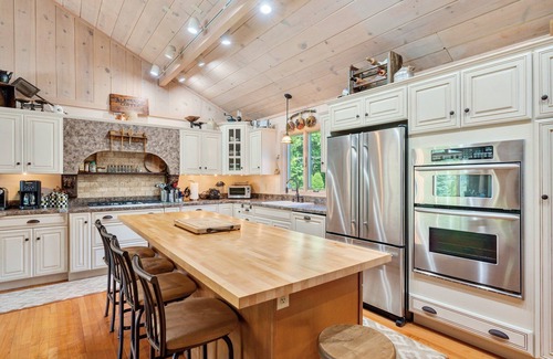 Pocono Pines Ski Chalet | 10% off - NEW! 🌲Beautiful Lakefront Chalet | Private Beach & Kayaks 🛶