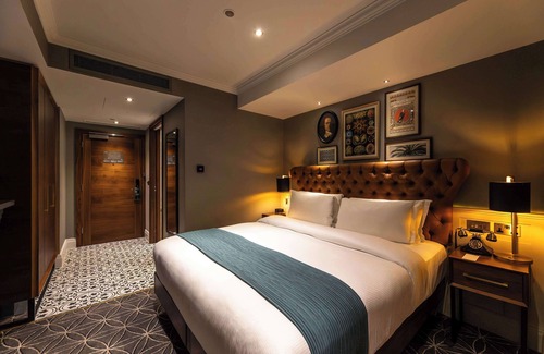 South Kensington Hotel | 100 Queen's Gate Hotel London Kensington, Curio Collection by Hilton