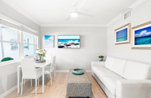 Siesta Key Village House | 100 Steps to beach access - 5 minute walk to the Village - Private Porch