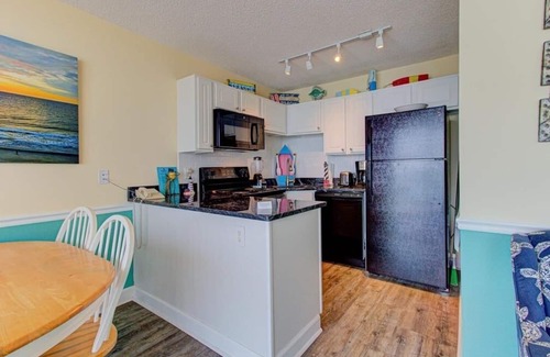 Wilmington Beach Condo | 1003 Ocean Breeze 1 Bedroom Home