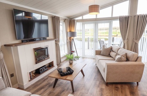 Grantham Cabin | 101 WATERS EDGE, with a garden in Marston, Lincolnshire