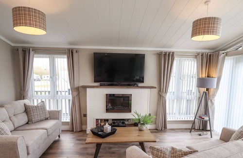 Grantham Cabin | 101 WATERS EDGE, with a garden in Marston, Lincolnshire